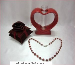 Haideti sa petrecem....(4) - Cadoul 3 contine: * Vaza din ceramica rosie cu - Cufarul cu subiecte